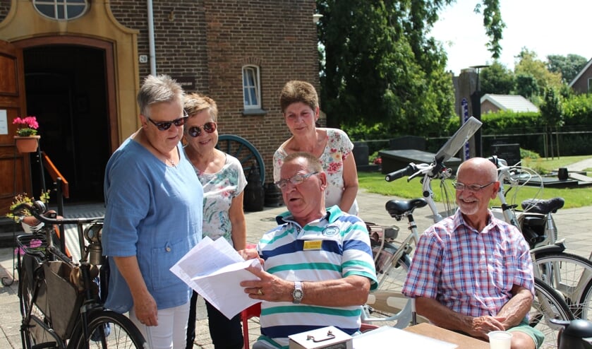 Nieuwe deelnemers worden geïnformeerd over de fietsroute.
