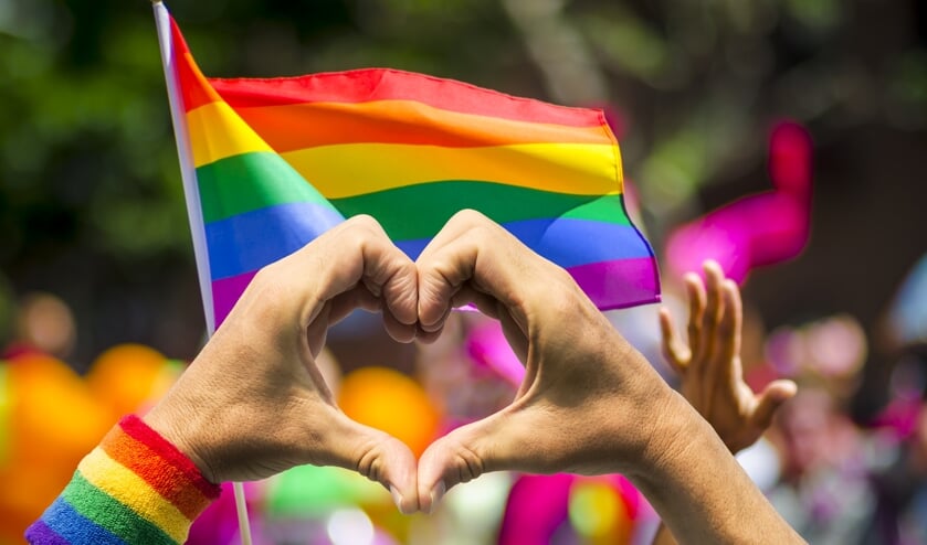 Vlaggen de lucht in en inloopspreekuur voor Coming Out Day