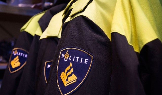 Politie vindt 100 gram hennep en ruim 35 gram hasj in auto; twee inzittenden aangehouden - .