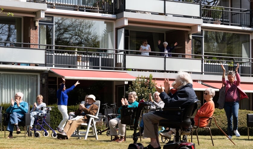 Ook Tholen viert balkonfeestje tijdens Nationale Balkon Beweegdag