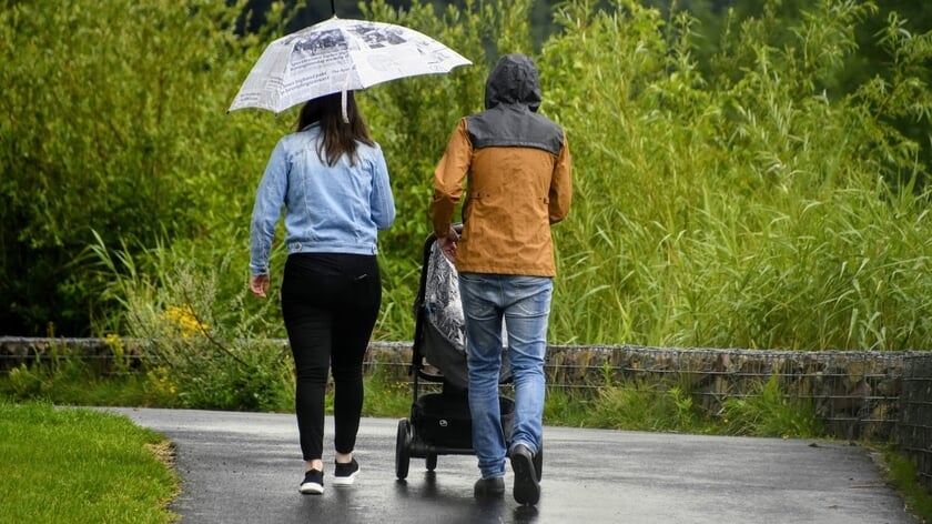 Code geel door onweer en windstoten, drukke avondspits verwacht