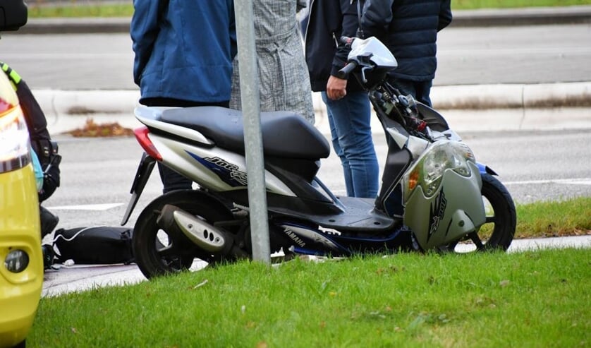 Scooterrijder met spoed naar ziekenhuis na botsing