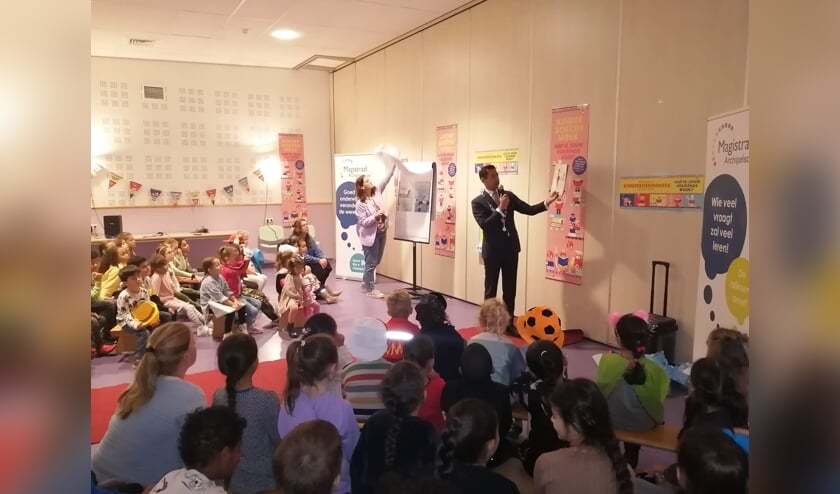 Kinderboekenweek 2021: burgemeester Bergmann op bezoek bij Archipelschool Magistraal
