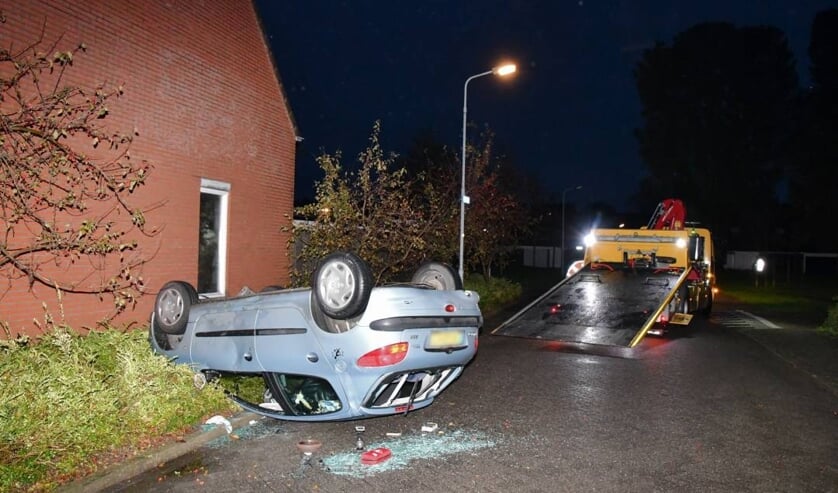 Auto eindigt op zijn kop bij eenzijdig ongeval op de Walenburg
