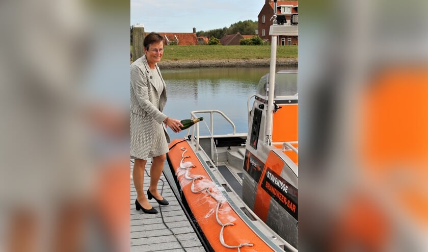 Oud-burgemeester doopt nieuw brandweerhulpboot