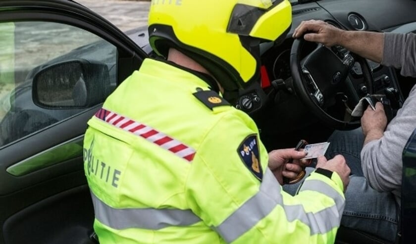 Man rijdt met telefoon in zijn hand en blijkt ruim 10.000 euro op zak te hebben
