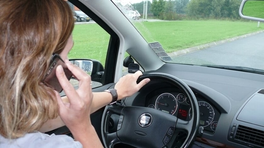 Grote controle op A58 levert 135 bestuurders een boete op voor telefoongebruik