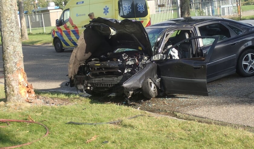Auto botst door onbekende oorzaak tegen boom op Elektraweg: twee personen gewond