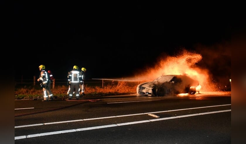 Felle autobrand op rondweg bij Koudekerke