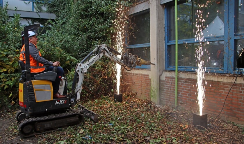 Vuurwerk bij start sloop voormalig GAK-gebouw in Goes