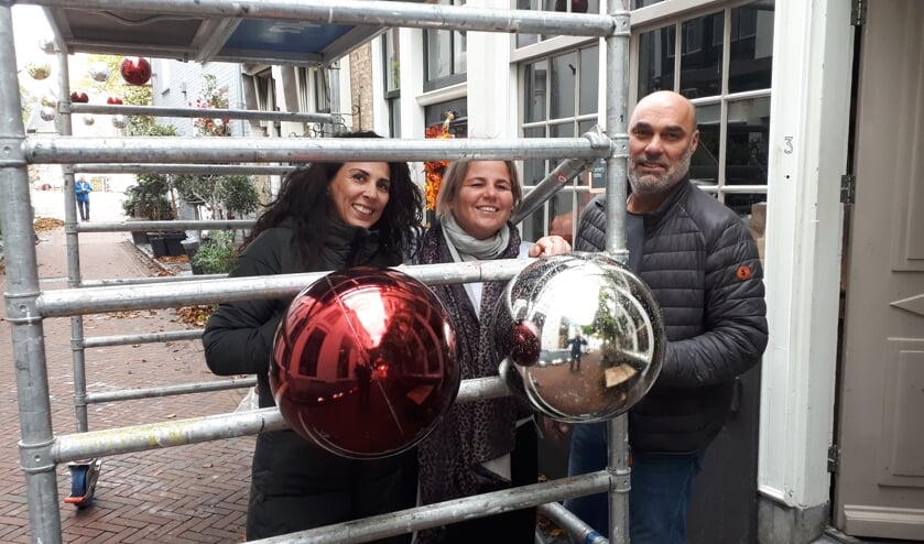 Mega-Kerstballen vervangen paraplu’s in ‘Leukste winkelstraatje van Middelburg’