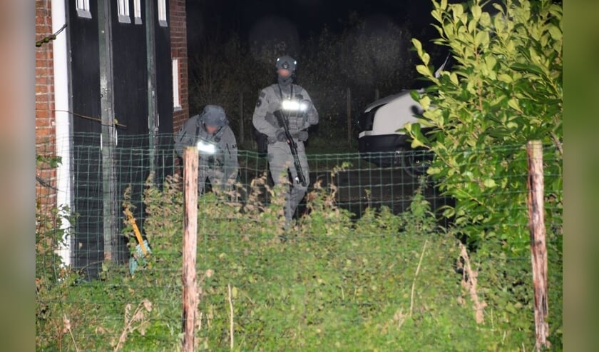 Arrestatieteam valt grote schuur op Noord-Beveland binnen, niemand aangehouden