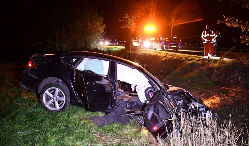 Auto in sloot Hondegemsweg Serooskerke