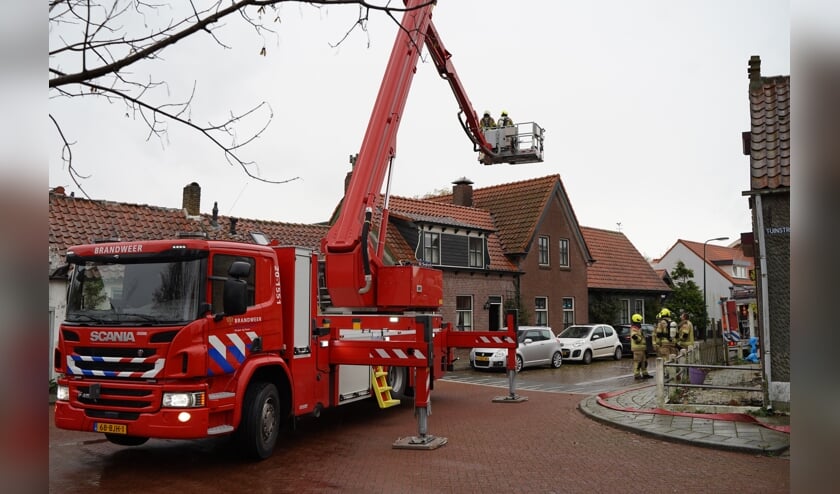Brandweer veegt brandende schoorsteen van woning in Sint-Annaland schoon