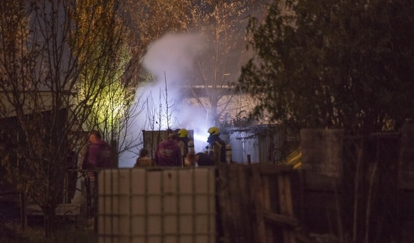 Opnieuw brand in volkstuinencomplex aan Koningin Julianastraat: Bouwwerk volledig in vlammen op