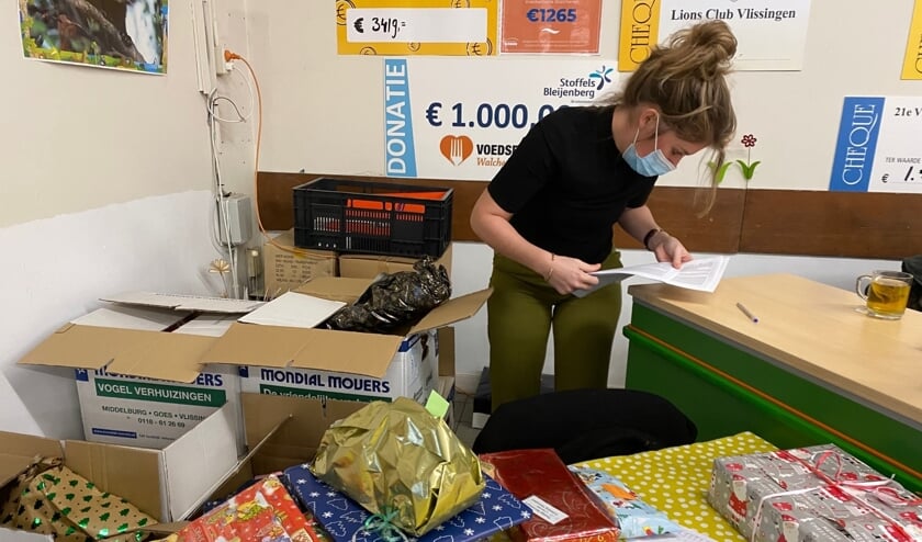 Studenten en medewerkers HZ delen cadeaus uit op Walcheren