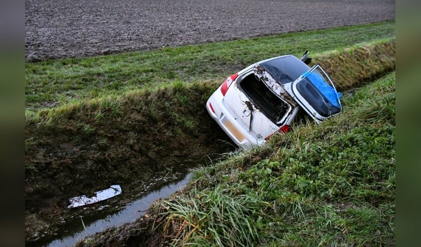 Brandweer bevrijdt automobilist uit auto bij ongeluk in Tholen