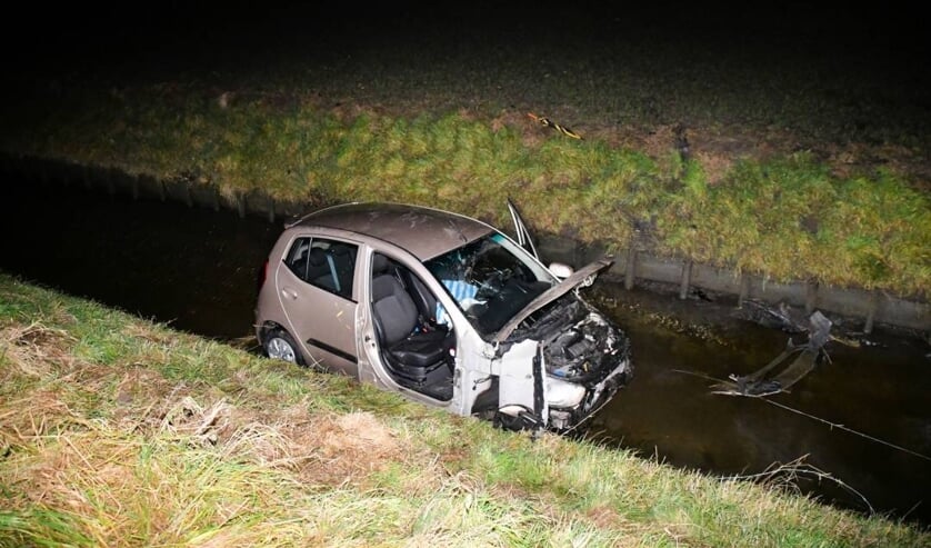 Auto in sloot bij Tholen, bestuurder bekneld