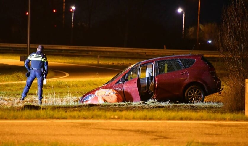 Auto schiet van N57 bij Middelburg: één gewonde