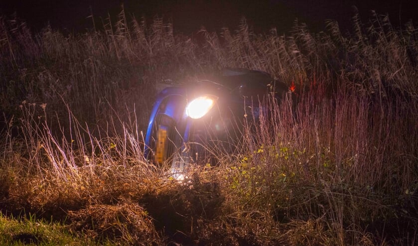 Auto rijdt de Oesterdam af bij Tholen