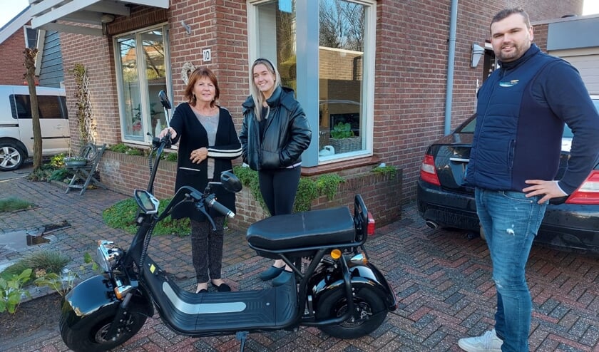 Ondernemersvereniging Yerseke verrast winnares winkeliersactie met scooter