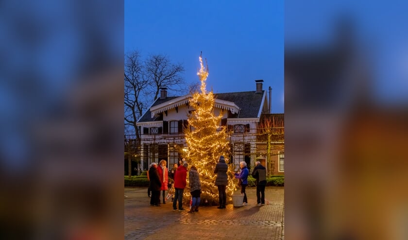 Kerstwensboom brengt weer sfeer en gezelligheid op Marktplein Biezelinge