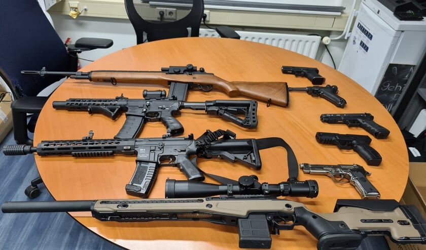 Negen airsoft-wapens en vijf kilo illegaal vuurwerk aangetroffen in woning in Kortgene