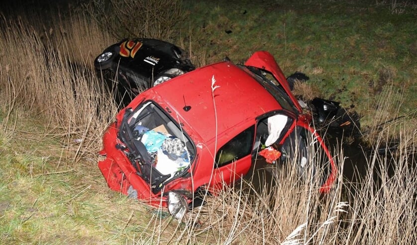 Auto’s komen in sloot terecht na botsing op A58: twee personen gewond