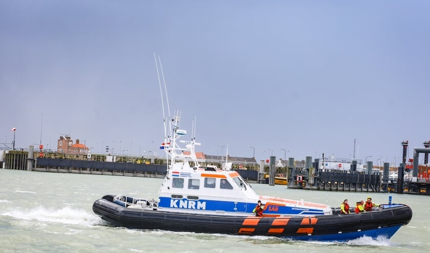 Brandweer en KNRM rukken uit voor zinkend vaartuig ter hoogte van Oosterhavenweg