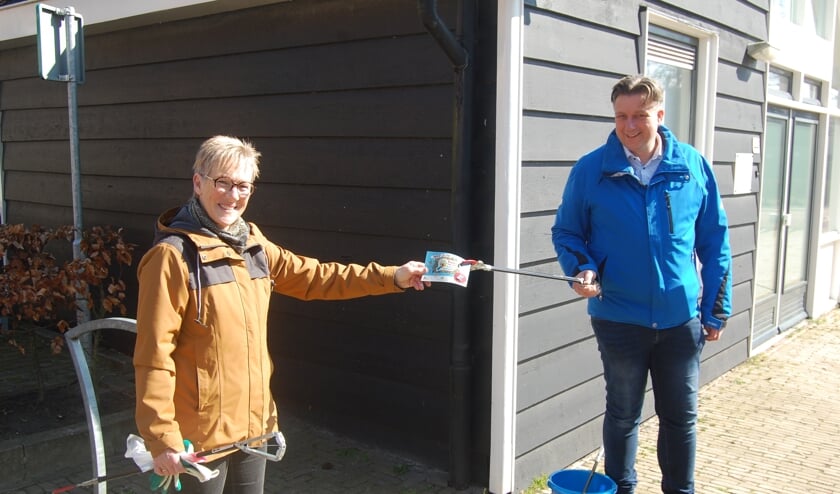 Joke Hospes krijgt speldje voor inzet tegen zwerfafval