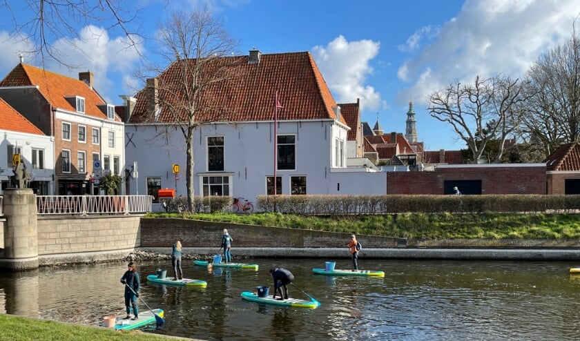 Supclean-up op tournee: vuilvissen in Middelburgse grachten