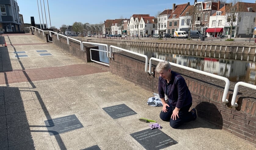 Eregalerij tegels stadsdichters Middelburg verhuisd naar de Kousteensedijk