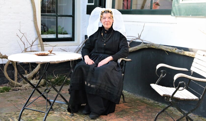 Cobie Otte verzamelt Thoolse klederdracht
