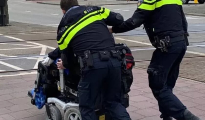 Vrouw in vastgelopen rolstoel gered van aanrijding met trein op spoorwegovergang Middelburg