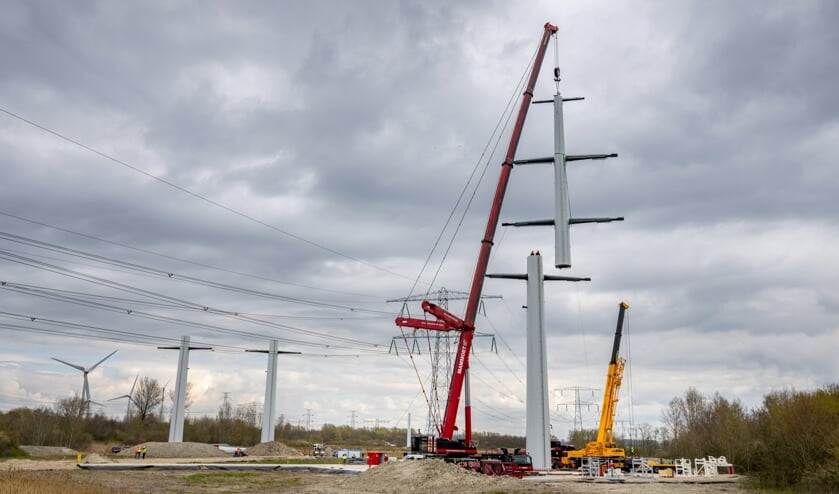 Eerste mast voor nieuwe stroomsnelweg staat