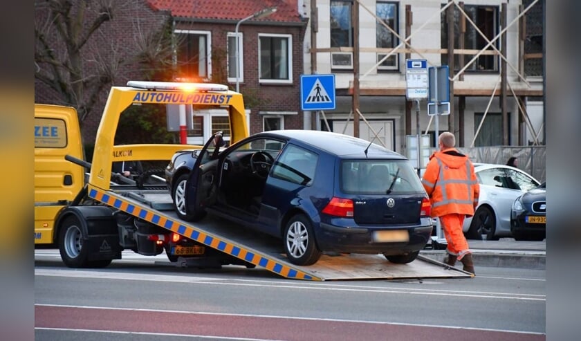 Auto getakeld naar kop-staart botsing in centrum van Goes