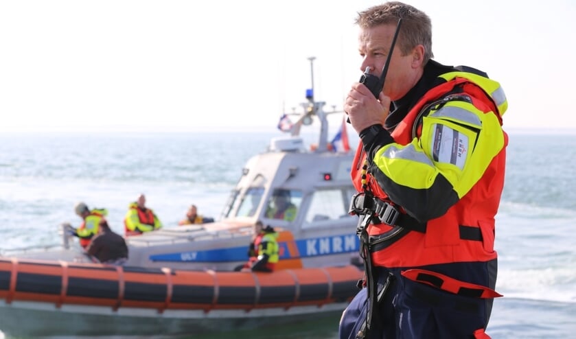 Zeilbootje slaat om op de Oosterschelde, opvarenden belandden in het water
