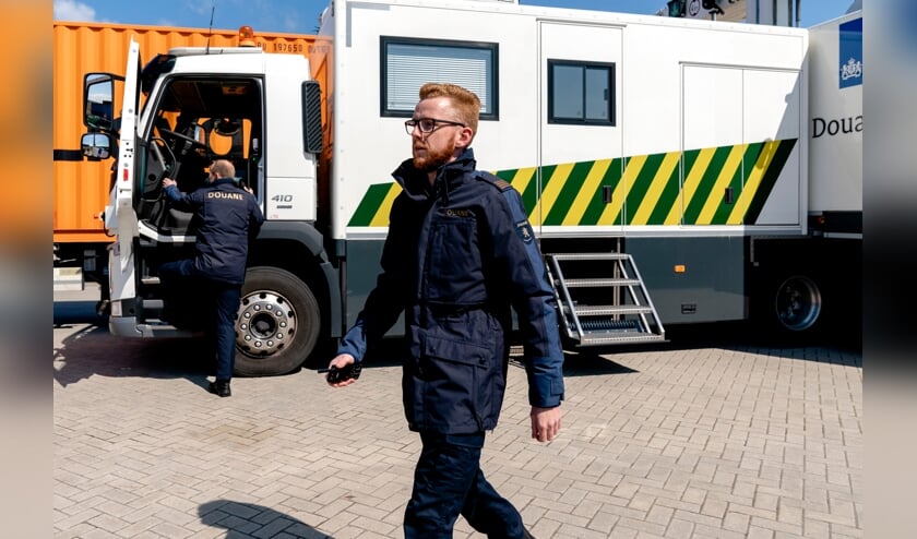 Douaniers in Zeeland werken in nieuw uniform