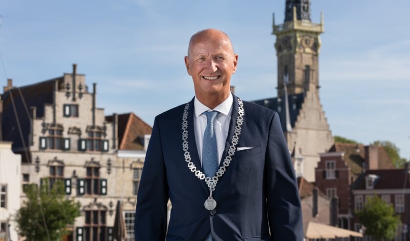 Burgemeester Rob van der Zwaag kondigt vertrek uit Veere aan