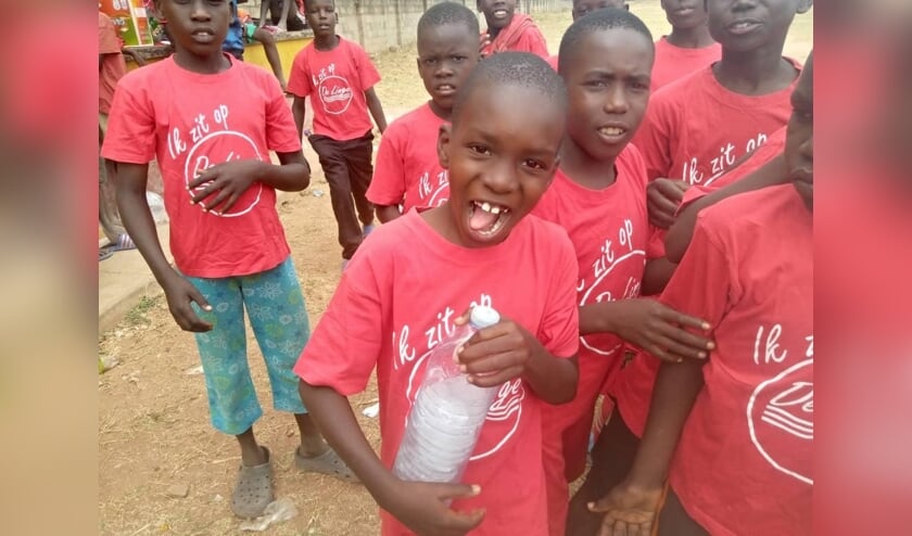 Basisschool De Linge doneert shirts aan Oeganese kinderen