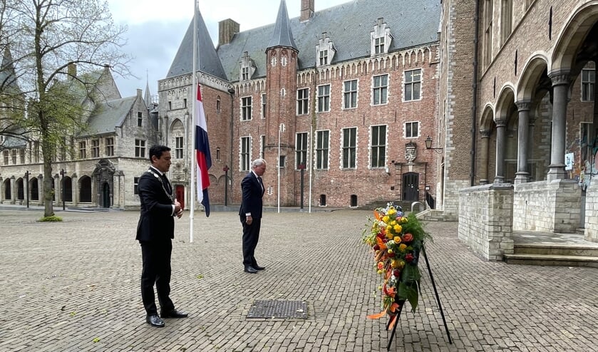 Vroege kranslegging Abdijplein Middelburg startsein dodenherdenking 2021 op Walcheren