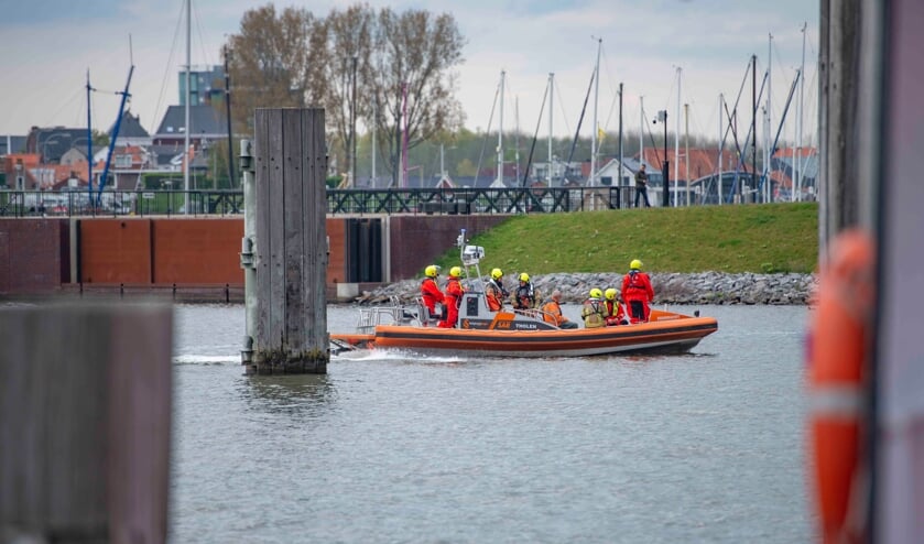 Brandweer verricht metingen op boot in Thoolse haven