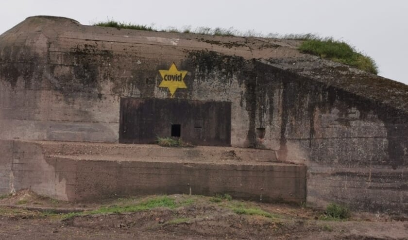 ´COVID-sterren´ aangebracht op bunkers langs Duinweg