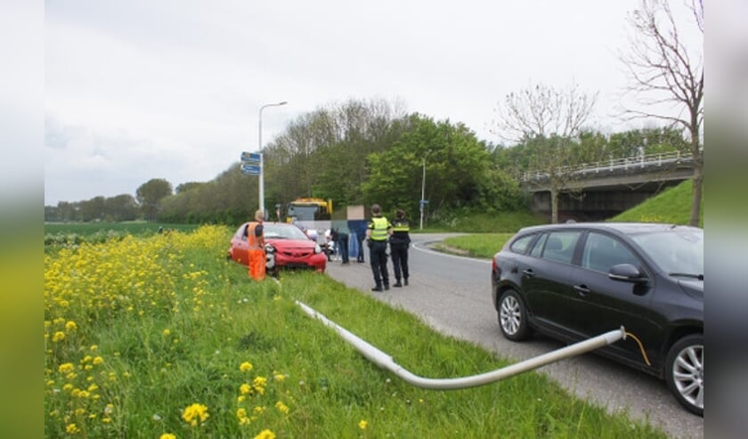 Auto ramt lantaarnpaal op Noorder Kreekweg