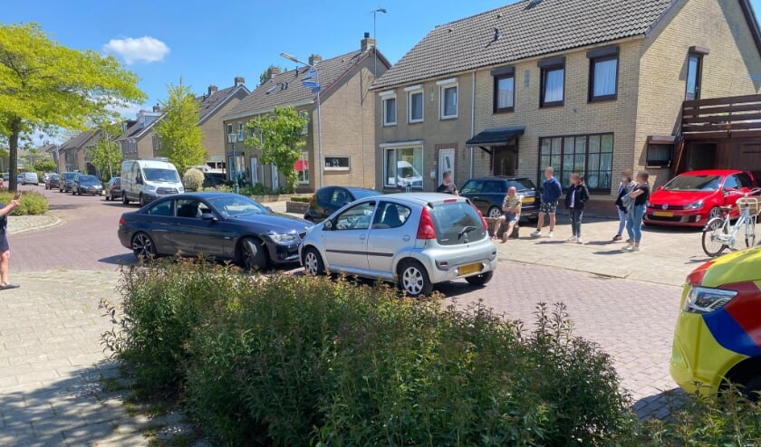 Schade bij ongeval met twee auto’s in Yerseke aan de Azalealaan bij de kruising met de Violenlaan.