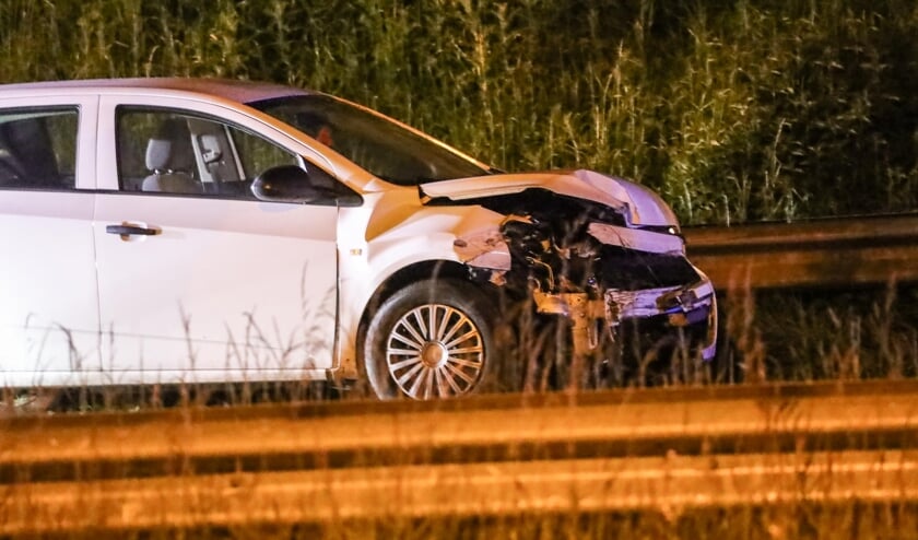 Auto botst tegen vangrail op A58 bij Nieuw en Sint-Joosland