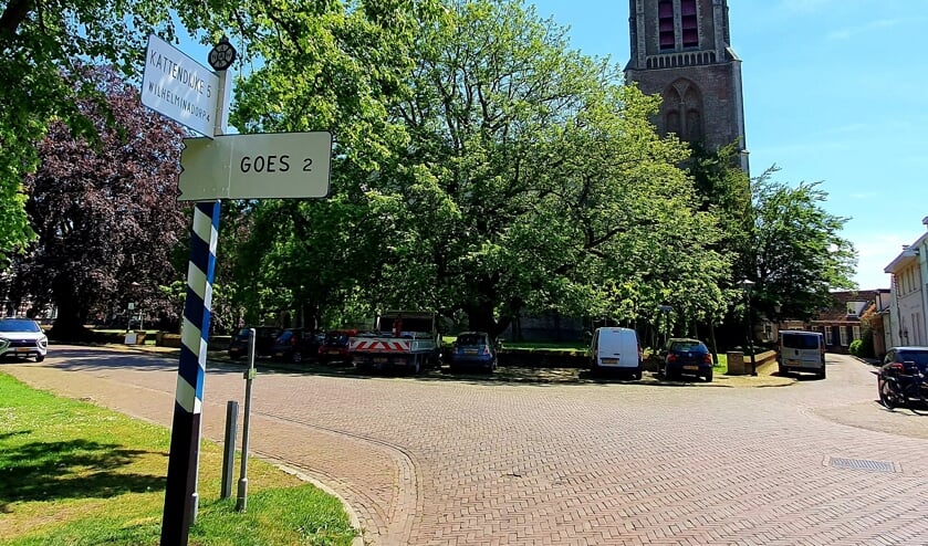 Historische wegwijzer terug op zijn plek in Kloetinge