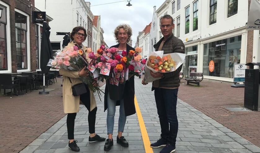VOM deelt rozen uit aan Middelburgse ondernemers: ‘wat fijn dat alles weer open mag’