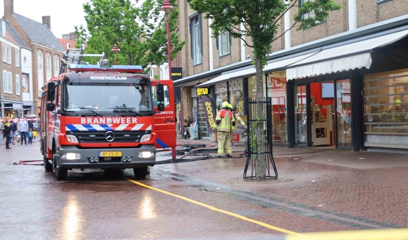 Zes winkels ontruimd na brand in Hema Middelburg aan de Lange Delft