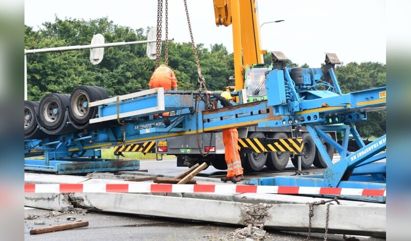 Vrachtwagen met heipalen gekanteld, N57 hele dag afgesloten